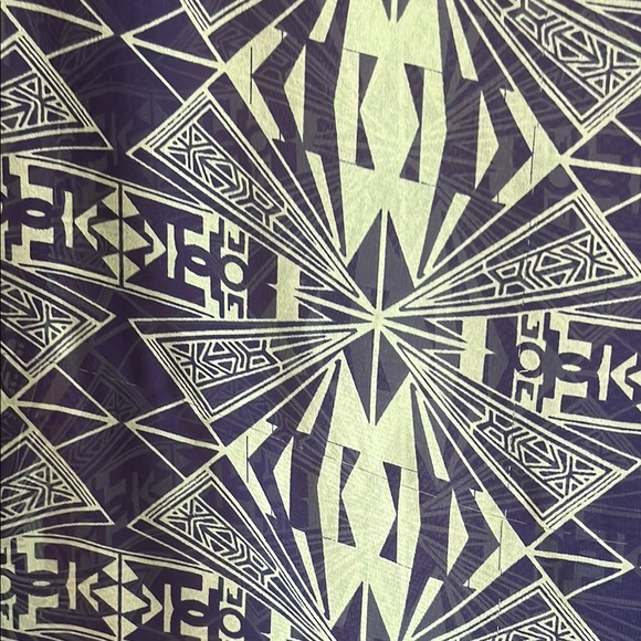 Green Blouse with Intricate Pattern and Asymmetrical Hem - Picture 3 of 7